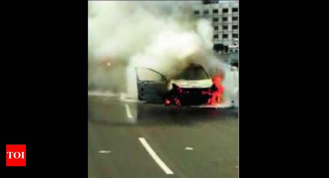 TN: Passenger dies as cab catches fire on Koyambedu flyover