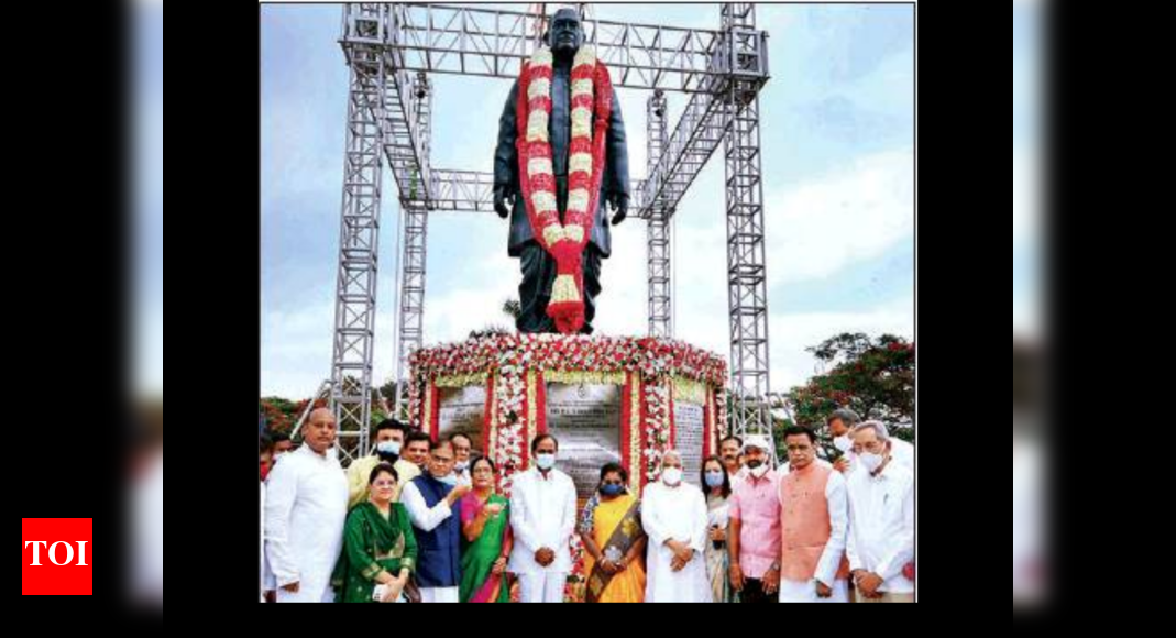 Telangana CM KCR unveils PV Narasimha Rao statue