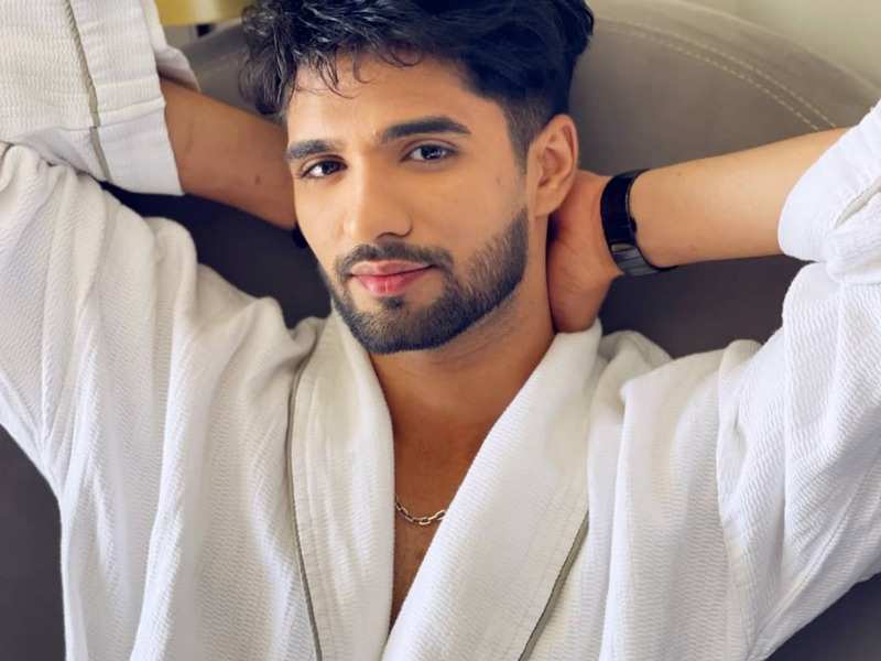 Exclusive: Zeeshan Khan reveals about his bathrobe controversy at the airport