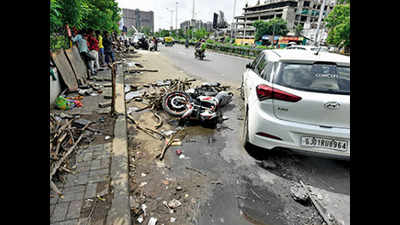 Ahmedabad: Speeding car runs over family sleeping on footpath, kills one
