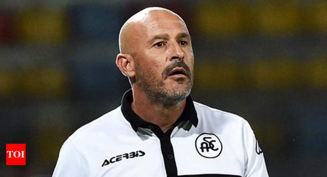 Vincenzo Italiano coach of ACF Fiorentina looks on during the Serie A 2021/ 2022 football match between ACF Fiorentina and Venezia FC at Artemio Franch  Stock Photo - Alamy