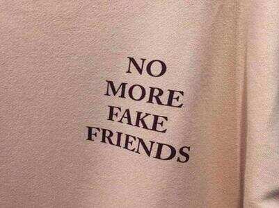 Signs that you have fake friends