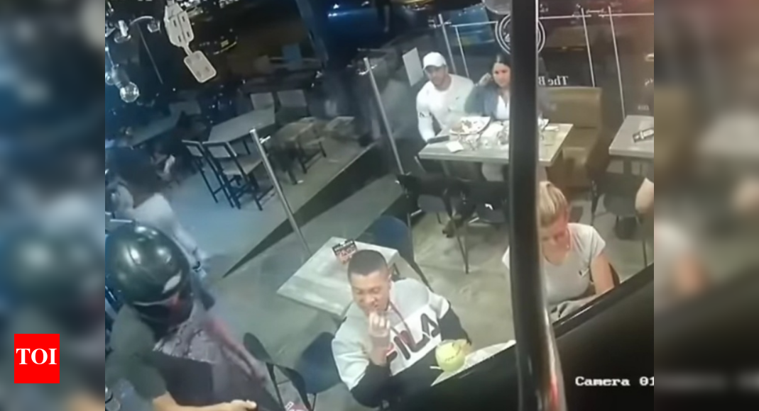 Viral video shows man calmly eating chicken wings amidst a robbery