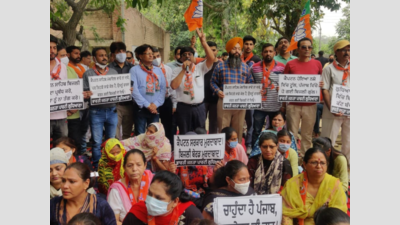 Punjab: BJP leaders protest against erratic power supply in Ludhiana