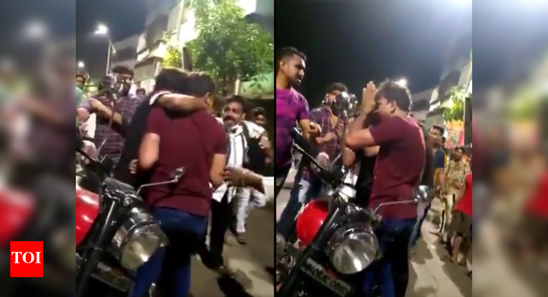 Kalyan: Auto driver misbehaves with woman; mob thrashes her friends who ...