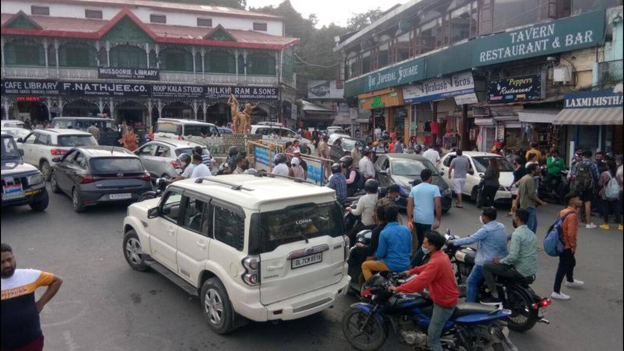 Mussoorie Traffic And Parking Problem :- बढ़ता ट्रैफिक और पार्किंग संकट बनी पर्यटन नगरी मसूरी की सबसे बड़ी चुनौती !