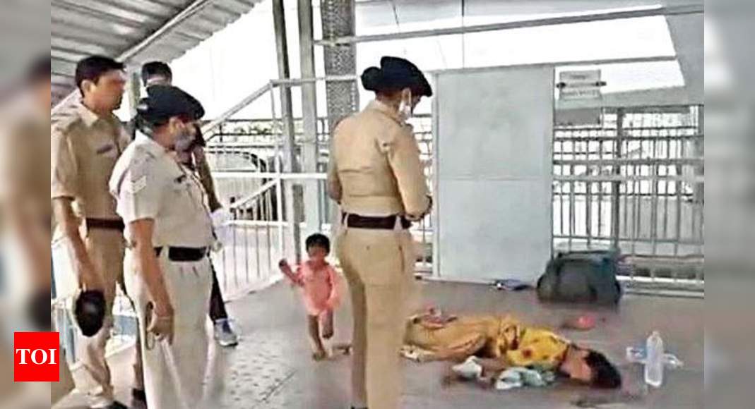 Mom faints at rly stn, 2-yr-old fetches help