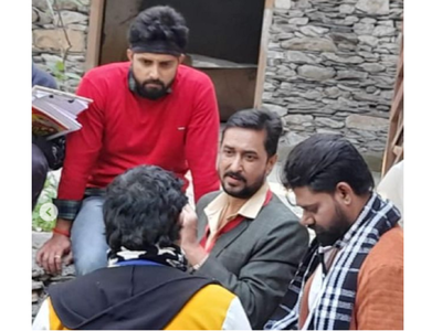 Vikrant Singh Rajput shares a few BTS photos with co-stars from the sets of 'Ajnabee'