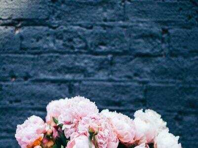 Places to put flower vases for a refreshing vibe