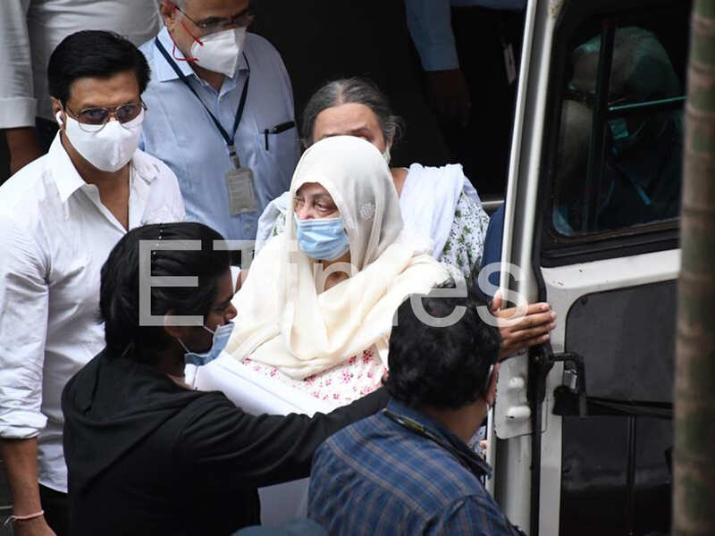 Mumbai police form a human chain as Dilip Kumar’s mortal remains are taken to his Bandra residence