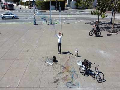 'Bubble man' roams San Francisco streets, bringing joy