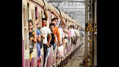 Mumbai: Cop rescues man from oncoming train