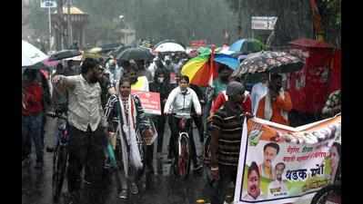 Despite heavy rain, Patole, Kedar lead cycle rally against Modi govt