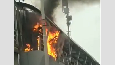 Thane: Fire breaks out on skywalk at Mira Road railway station, no casualties