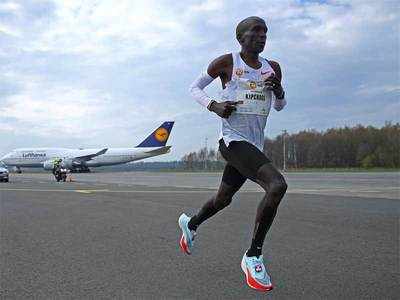 kipchoge running shoes olympics