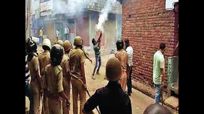 Gujarat: Rioting mobs attack Kalol police, ransack property over man’s detention