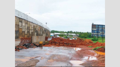 Goa: Bad infrastructure along Guirim-Karaswada road causes confusion, puts motorists at risk
