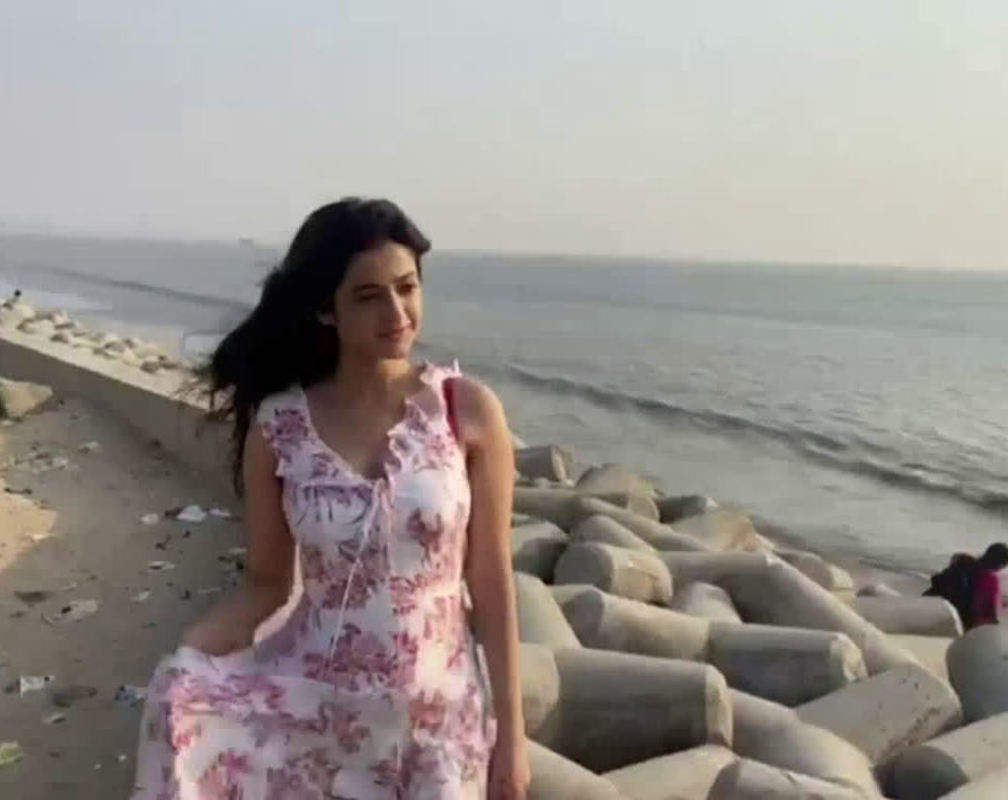 
Darshana Banik recently spent a day at Versova beach in Mumbai

