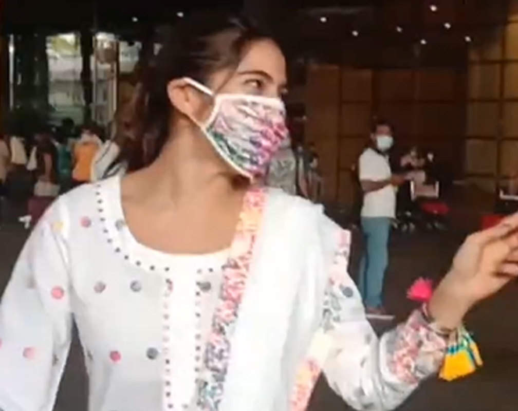 
Sara Ali Khan’s fun interaction with paparazzi at Mumbai airport
