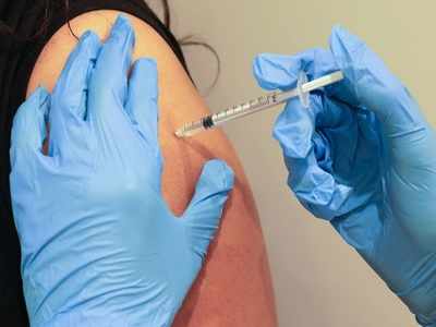 US officials say vaccinated don't need booster right now