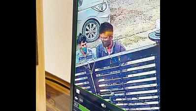 Ghaziabad: 2 pose as insurance agents, try to rob eatery owner kin