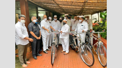 Mumbai: Sharad Pawar lauds dabbawalas, distributes free bicycles