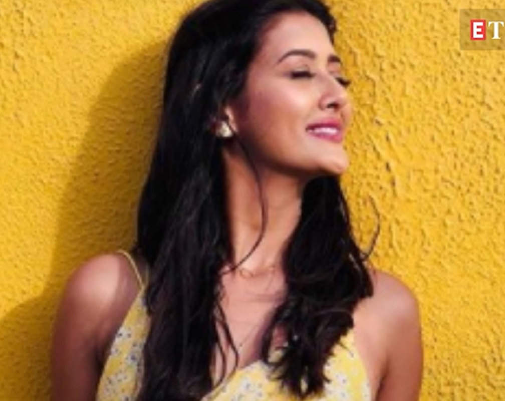 
Pooja Jhaveri looks adorable in a yellow floral maxi dress
