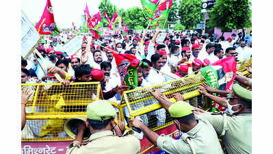 Samajwadi Party workers protest against ‘rigging’ in Uttar Pradesh zila panchayat chief polls