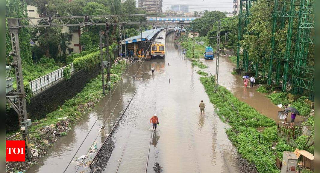 Heavy rain lashes parts of Mumbai, Thane