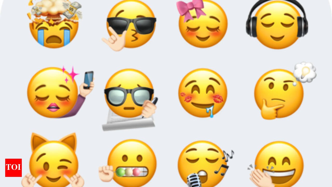 Egri shaklli yalangoch ayol fotosurati