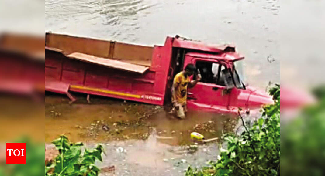 Driver loses control, lands truck in river | Goa News - Times of India