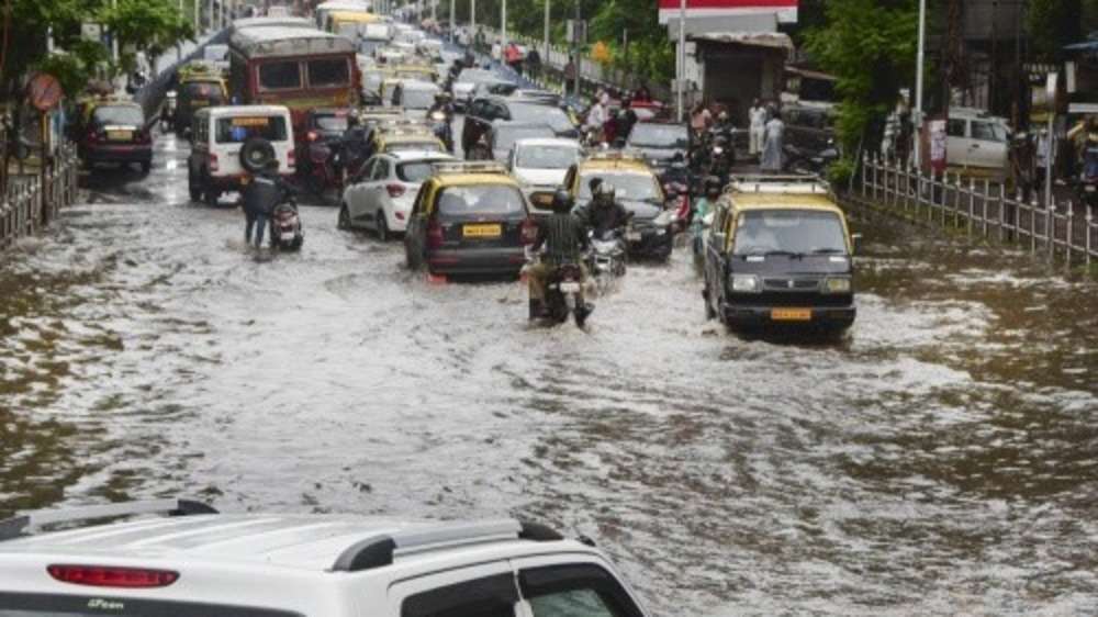 Commuters struggle as heavy rains clogs roads in Mumbai