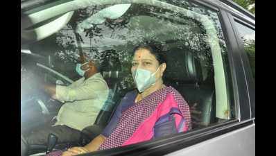 Sasikala visits Madhusudhanan in Chennai hospital; EPS leaves immediately