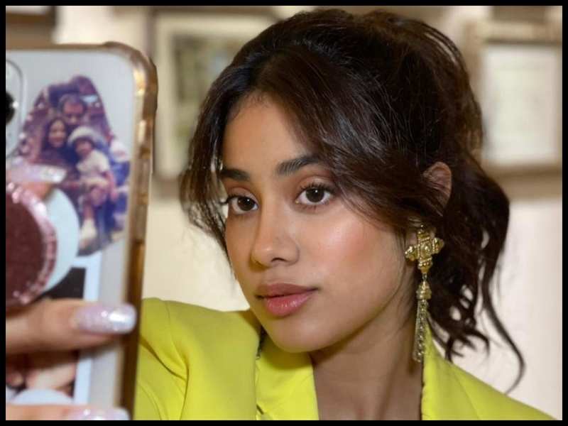 Janhvi Kapoor's phone cover features her priceless childhood picture with parents, Sridevi and Boney Kapoor