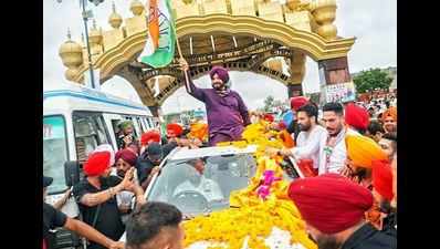 Navjot Singh Sidhu, Congress's new captain of Punjab, starts consolidating support