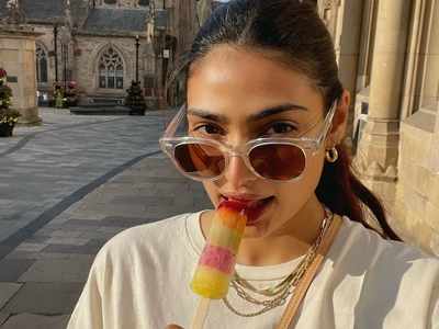 Athiya Shetty shares a stunning sunkissed photo; fans ask 'where is KL Rahul?'