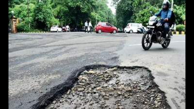 Nearly two-third of Nagpur roads dotted with potholes, craters | Nagpur ...