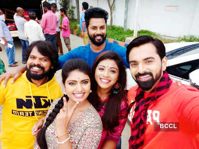 Endrendrum Punnagai crosses 300 episodes: Nithin Iyer, Deepak Kumar and others thank fans