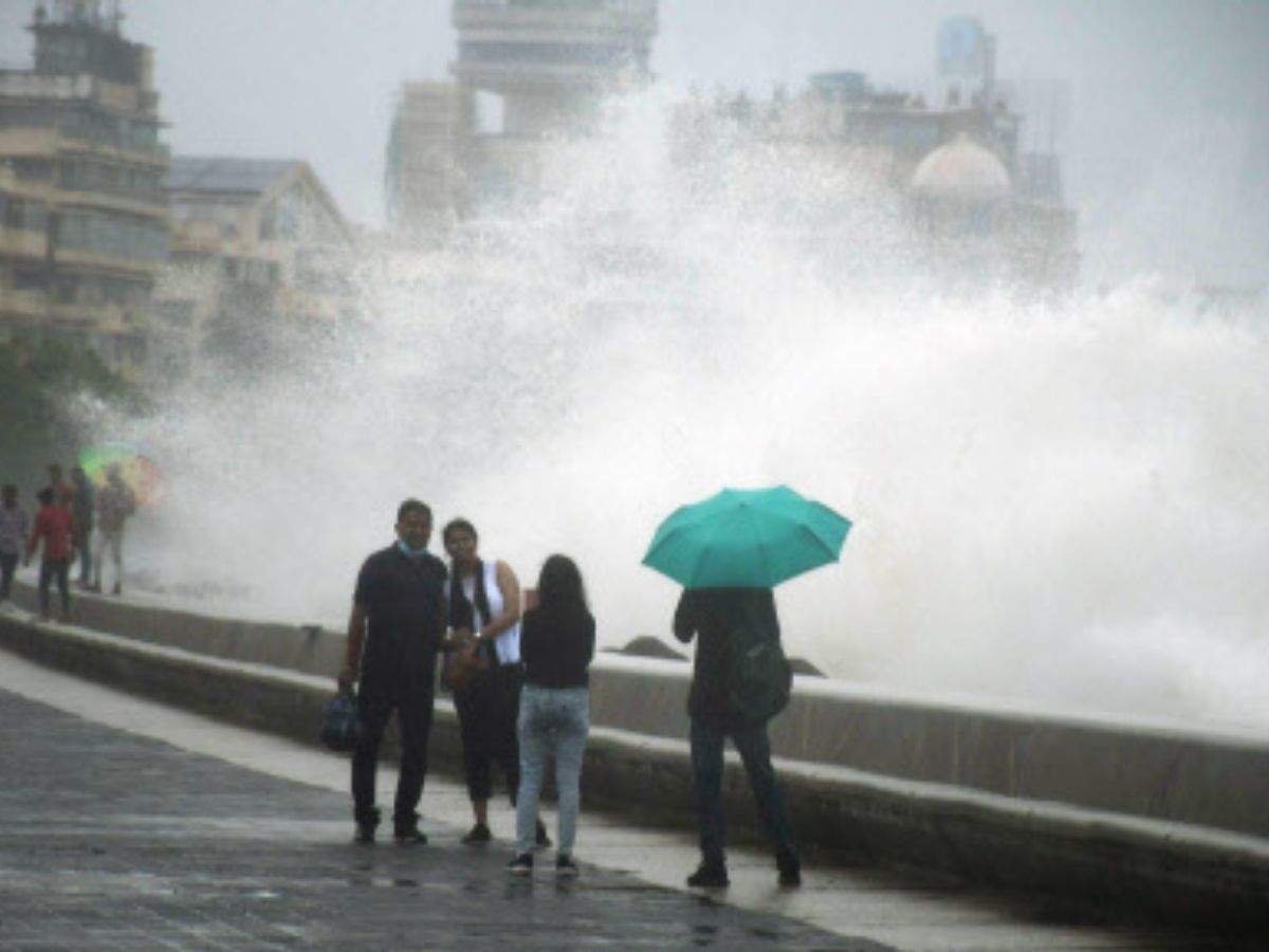 High tide hits Mumbai's Marine Drive amid rainfall | Mumbai News - Times of India