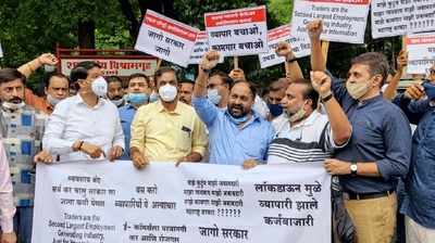 Thane: Traders protest demanding extension in daily operating hours, including weekends