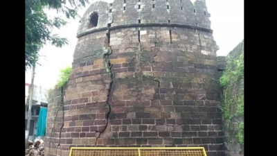 Maharashtra: Two bastions of Ballarpur fort collapse