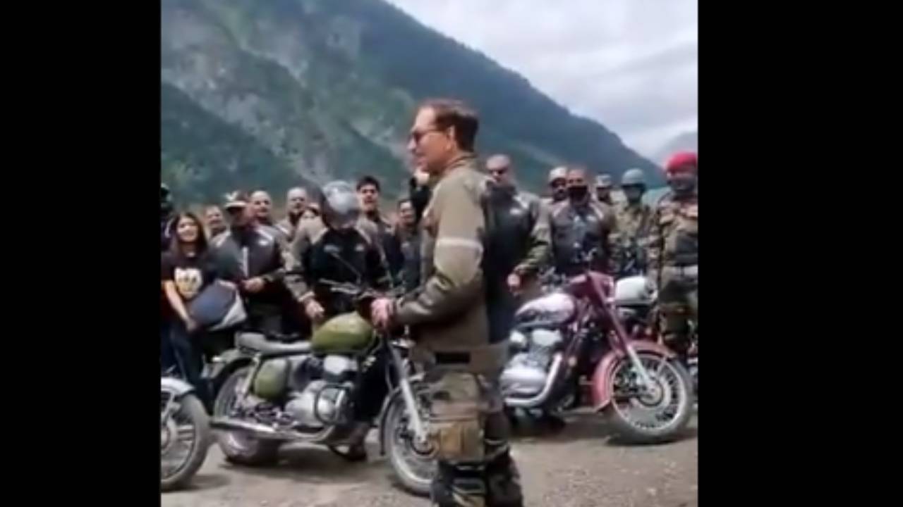 Heavy snowfall: Indian Army loads bikes in trucks and asks bikers to board  bus