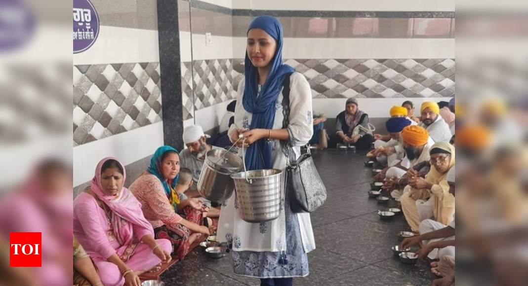 Rachna Banerjee serves at langar seva in Golden Temple image