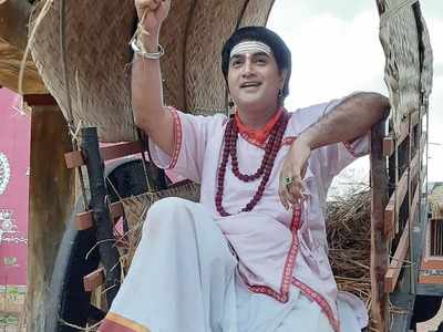 Actor Harish Raj celebrates his birthday on the sets of Yediyuru Sri Siddhalingeshwara