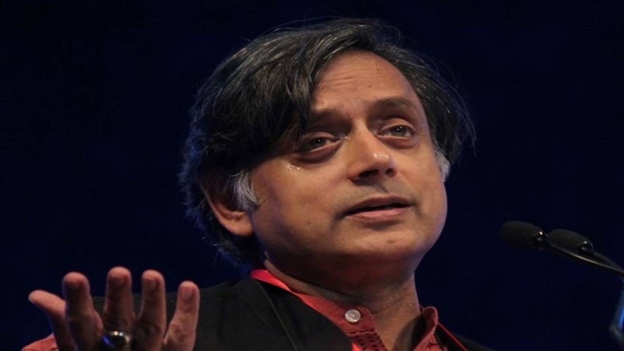 Mohua Moitra Shashi Tharoor : ঠোঁটে সিগার, হাতে শ্যাম্পেনের গ্লাস! শশী  থার