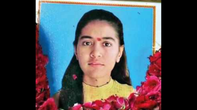Gujarat: 17-year-old girl dies as mobile explodes while charging