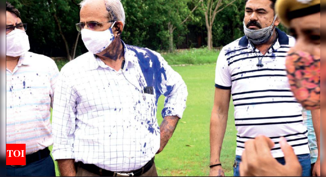 Jaipur Seven from parents association held for throwing ink on district education officer