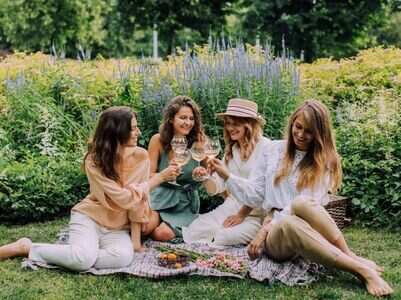 Friendship Day: Pictures and Greeting Cards
