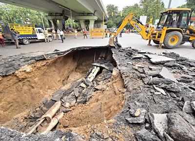 Delhi: PWD checks potholes after heavy rains, road caves in below IIT ...