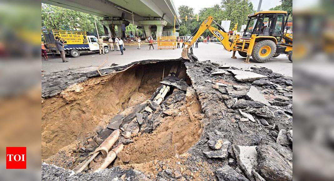 Delhi: Pwd Checks Potholes After Heavy Rains, Road Caves In Below Iit 